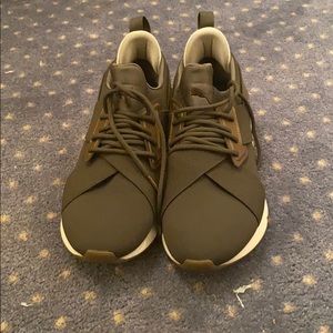 Women Puma Tennis Shoes